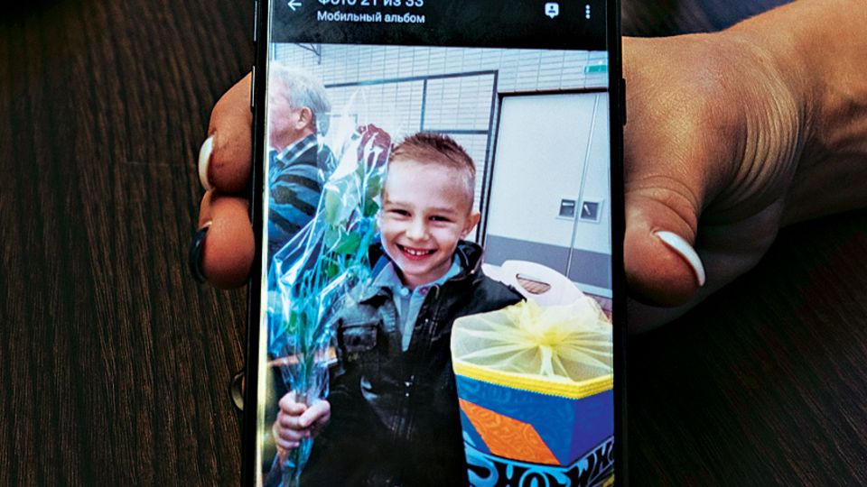 Prozess: Auf ihrem Handy hat B. ein Foto ihres Sohns. Es zeigt ihn am Tag seiner Einschulung – und seines Todes Auf ihrem Handy hat B. ein Foto ihres Sohns. Es zeigt ihn am Tag seiner Einschulung – und seines Todes