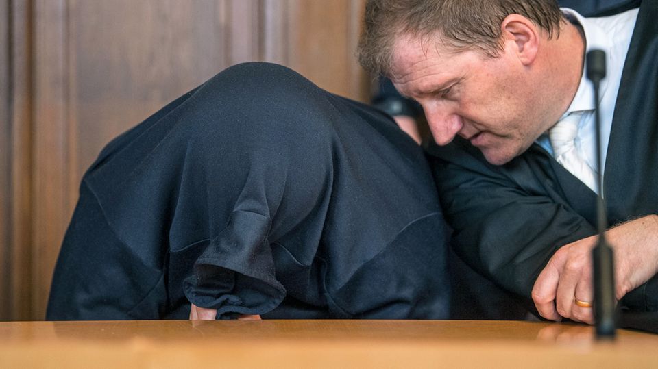 Prozess: Drazen D. während des Prozesses, er verbirgt sein Gesicht vor den Fotografen. Neben ihm sitzt sein Anwalt Drazen D. während des Prozesses, er verbirgt sein Gesicht vor den Fotografen. Neben ihm sitzt sein Anwalt