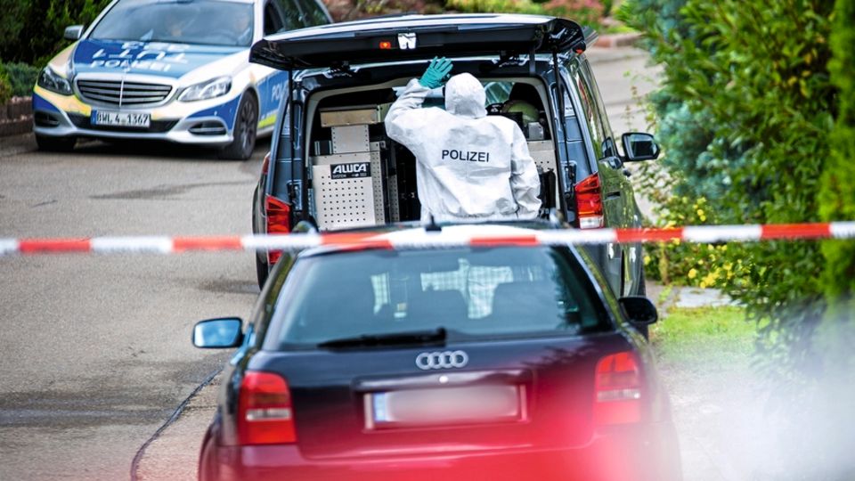 Die Spurensicherung vor dem Haus, in dem Katerina B. und ihr Partner wohnten