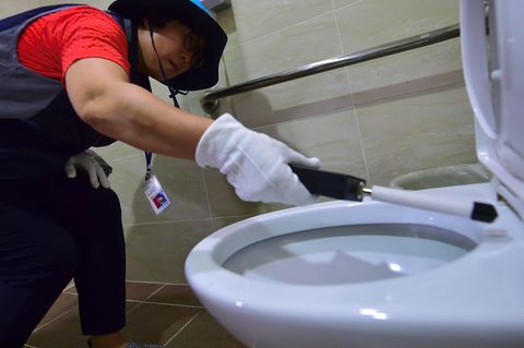 Bereits 2016 zogen spezielle Trupps durch die Städte Südkoreas, um nach versteckten Kameras auf öffentlichen Toiletten zu suchen