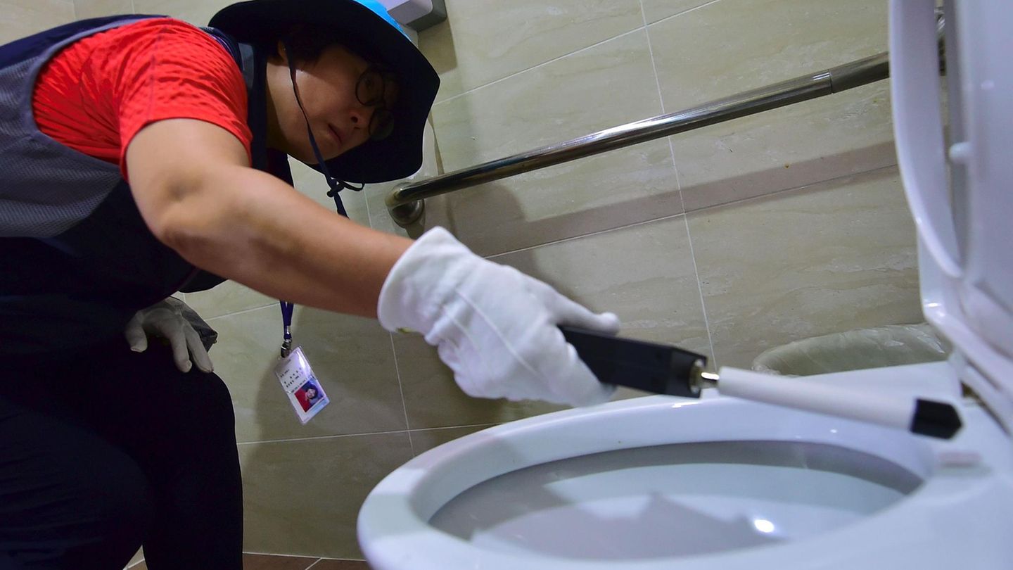 Bereits 2016 zogen spezielle Trupps durch die Städte Südkoreas, um nach versteckten Kameras auf öffentlichen Toiletten zu suchen