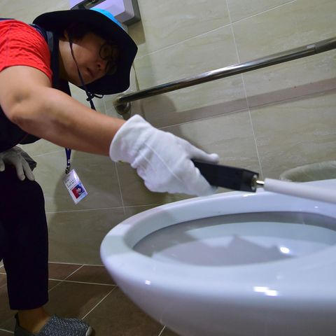 Bereits 2016 zogen spezielle Trupps durch die Städte Südkoreas, um nach versteckten Kameras auf öffentlichen Toiletten zu suchen