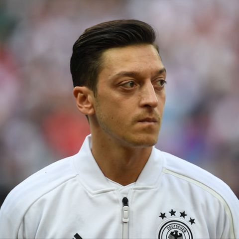 Bis 2013 wurde Mesut Özil (l.) von seinem Vater Mustafa (r.) beraten