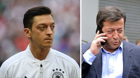 Bis 2013 wurde Mesut Özil (l.) von seinem Vater Mustafa (r.) beraten