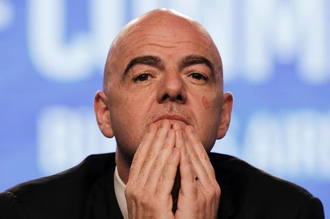 Fifa-Präsident Gianni Infantino sitzt auf einem Podium und hält sich die Finger beider Hände vor sein Kinn