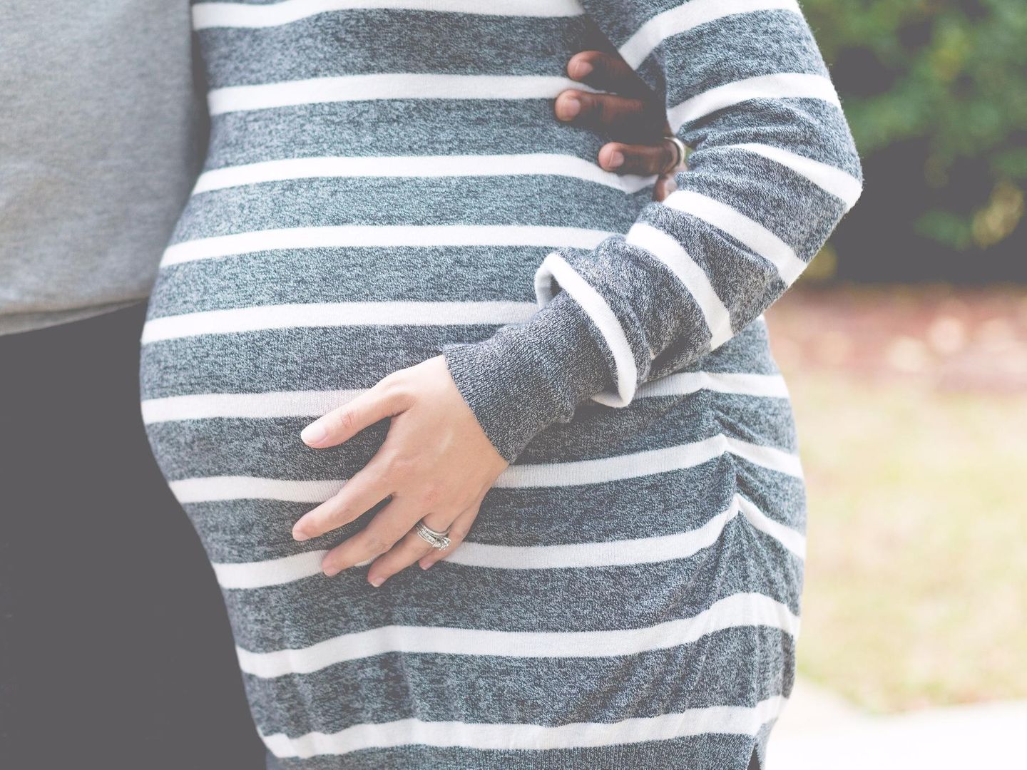 Mietrecht: Vermieter schmeißt schwangere Frau raus – das hat