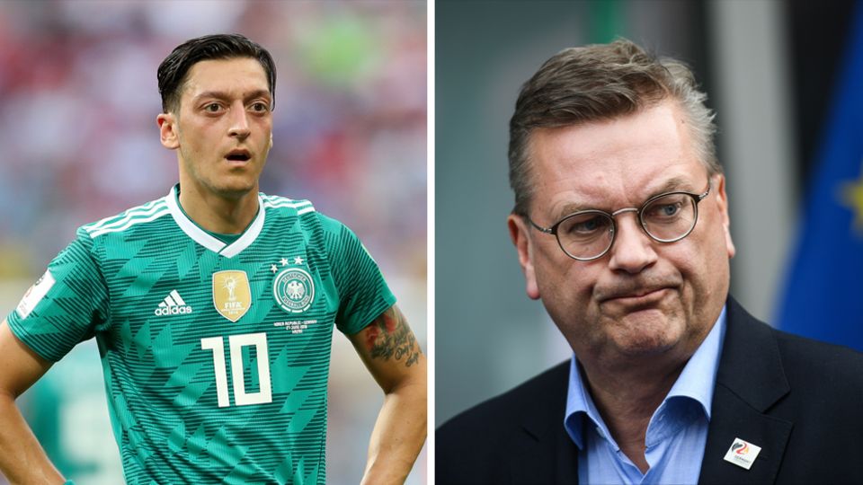 DFB-Präsident Reinhard Grindel (r.) erwartet, dass Mesut Özil (l.) sich nach dem Urlaub öffentlich äußert