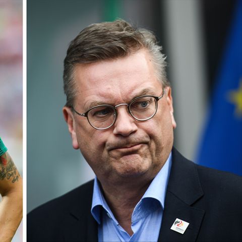 DFB-Präsident Reinhard Grindel (r.) erwartet, dass Mesut Özil (l.) sich nach dem Urlaub öffentlich äußert