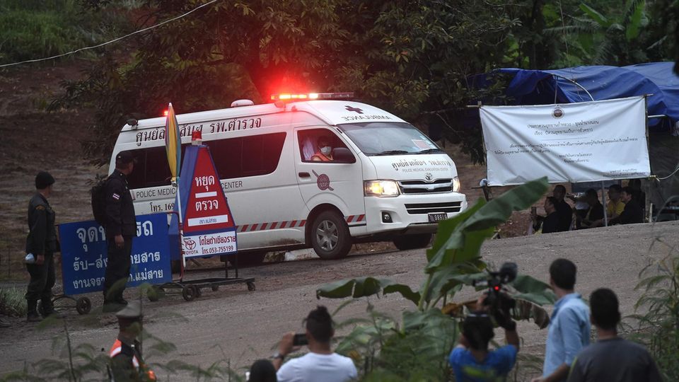 Höhlen-Drama in Thailand: Krankenwagen verlässt Gelände Höhlen-Drama in Thailand: Krankenwagen verlässt Gelände