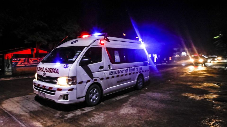 Ambulance Thailand Cave Ein Rettungswagen fährt mutmaßlich gerettet Jungen in Krankenhaus
