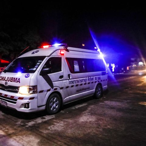 Ein Rettungswagen fährt mutmaßlich gerettet Jungen in Krankenhaus