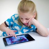 Die Sache mit den Schlumpfbeeren  Teuer wurde für Apple der Fall der kleinen Madison im Jahr 2011: Die Zweitklässlerin liebte es, auf dem iPad das kostenlose Game "Das Schlumpfdorf" zu spielen. Darin ernähren sich die Schlümpfe von roten Früchten, den sogenannten Schlumpfbeeren. Das klingt niedlich, wurde für Madisons Eltern aber richtig teuer: Unbeabsichtigt kaufte die Achtjährige in dem Spiel virtuelle Beeren für 1400 US-Dollar. Nachdem sich die Mutter beschwert hatte, gab es eine einmalige Rückzahlung. Weil sich solche Fälle wiederholten, legte Apple die Sammelklage am Ende mit einer Zahlung von bis zu 100 Millionen Dollar bei. Mittlerweile können Eltern den Kauf von zusätzlichen Bezahlinhalten sperren.