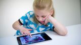 Die Sache mit den Schlumpfbeeren  Teuer wurde für Apple der Fall der kleinen Madison im Jahr 2011: Die Zweitklässlerin liebte es, auf dem iPad das kostenlose Game "Das Schlumpfdorf" zu spielen. Darin ernähren sich die Schlümpfe von roten Früchten, den sogenannten Schlumpfbeeren. Das klingt niedlich, wurde für Madisons Eltern aber richtig teuer: Unbeabsichtigt kaufte die Achtjährige in dem Spiel virtuelle Beeren für 1400 US-Dollar. Nachdem sich die Mutter beschwert hatte, gab es eine einmalige Rückzahlung. Weil sich solche Fälle wiederholten, legte Apple die Sammelklage am Ende mit einer Zahlung von bis zu 100 Millionen Dollar bei. Mittlerweile können Eltern den Kauf von zusätzlichen Bezahlinhalten sperren.