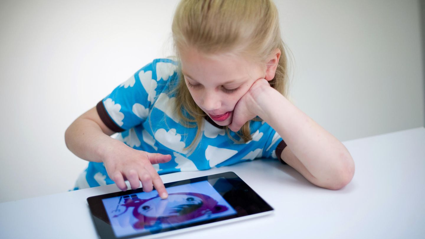 Kleine Kacheln: Die Sache mit den Schlumpfbeeren Teuer wurde für Apple der Fall der kleinen Madison im Jahr 2011: Die Zweitklässlerin liebte es, auf dem iPad das kostenlose Game "Das Schlumpfdorf" zu spielen. Darin ernähren sich die Schlümpfe von roten Früchten, den sogenannten Schlumpfbeeren. Das klingt niedlich, wurde für Madisons Eltern aber richtig teuer: Unbeabsichtigt kaufte die Achtjährige in dem Spiel virtuelle Beeren für 1400 US-Dollar. Nachdem sich die Mutter beschwert hatte, gab es eine einmalige Rückzahlung. Weil sich solche Fälle wiederholten, legte Apple die Sammelklage am Ende mit einer Zahlung von bis zu 100 Millionen Dollar bei. Mittlerweile können Eltern den Kauf von zusätzlichen Bezahlinhalten sperren. Die Sache mit den Schlumpfbeeren Teuer wurde für Apple der Fall der kleinen Madison im Jahr 2011: Die Zweitklässlerin liebte es, auf dem iPad das kostenlose Game "Das Schlumpfdorf" zu spielen. Darin ernähren sich die Schlümpfe von roten Früchten, den sogenannten Schlumpfbeeren. Das klingt niedlich, wurde für Madisons Eltern aber richtig teuer: Unbeabsichtigt kaufte die Achtjährige in dem Spiel virtuelle Beeren für 1400 US-Dollar. Nachdem sich die Mutter beschwert hatte, gab es eine einmalige Rückzahlung. Weil sich solche Fälle wiederholten, legte Apple die Sammelklage am Ende mit einer Zahlung von bis zu 100 Millionen Dollar bei. Mittlerweile können Eltern den Kauf von zusätzlichen Bezahlinhalten sperren.