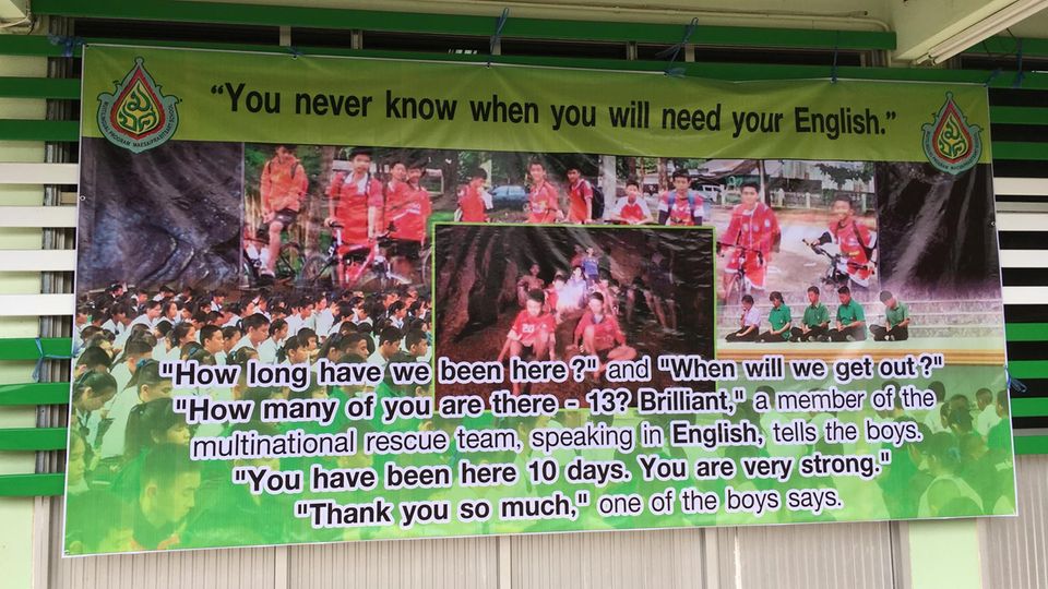 Thailand Höhle - Plakat in einer Schule: Du weißt nie, wann du dein Englisch brauchst Thailand Höhle - Plakat in einer Schule: Du weißt nie, wann du dein Englisch brauchst