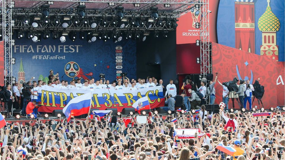 Moskau: Die russische Nationalelf wird trotz des Aus bei der WM 2018 von tausenden Fans gefeiert Moskau: Die russische Nationalelf wird trotz des Aus bei der WM 2018 von tausenden Fans gefeiert