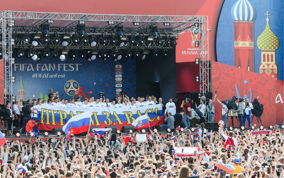 Moskau: Die russische Nationalelf wird trotz des Aus bei der WM 2018 von tausenden Fans gefeiert Moskau: Die russische Nationalelf wird trotz des Aus bei der WM 2018 von tausenden Fans gefeiert