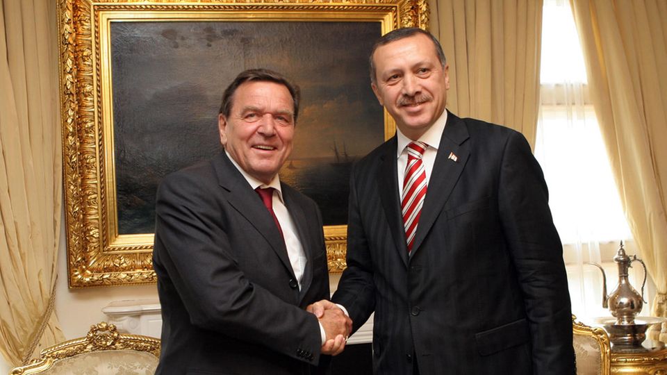 Gerhard Schröder angeblich als "besonderer Freund" Erdogans bei Vereidigung