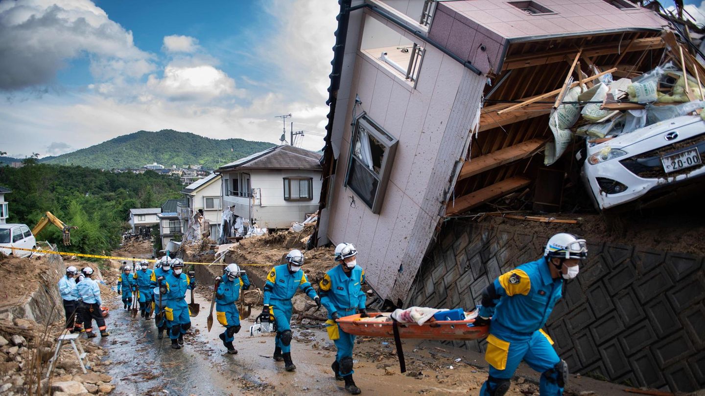 Rettungskräfte bergen Menschen in der japanischen Stadt Kumano