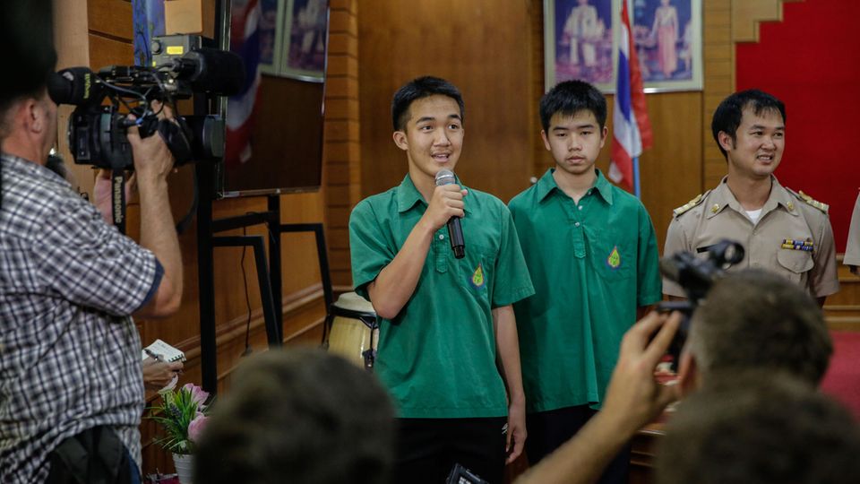 Klassenkameraden der in Thailand in einer Höhle eingeschlossenen Jungen sprechen zur Presse Klassenkameraden der in Thailand in einer Höhle eingeschlossenen Jungen sprechen zur Presse