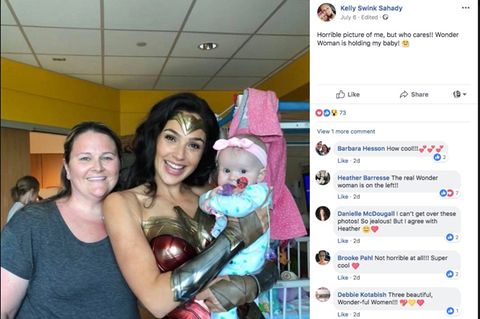 Schauspielerin Gal Gadot mit einem kranken Kleinkind auf dem Arm
