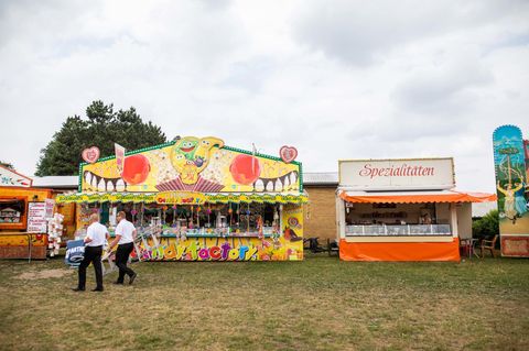 Dorfkindmomente: Zwei Stände auf einem Schützenfest