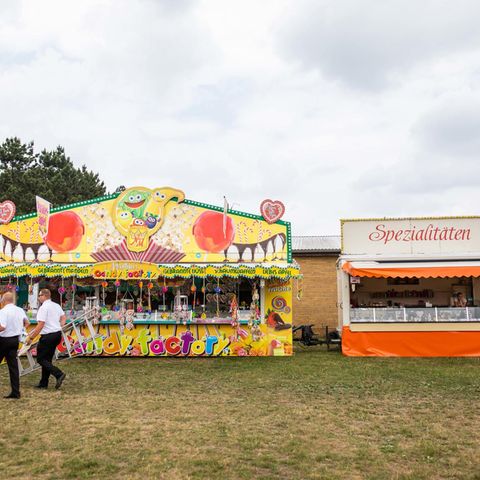 Dorfkindmomente: Zwei Stände auf einem Schützenfest