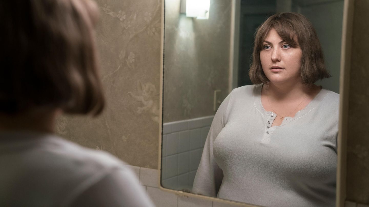 Serie  Dietland auf Amazon Prime  Noch so eine Serie, in der eine Frau versucht abzunehmen, um den Schönheitsstandards unserer kranken Gesellschaft zu entsprechen - denkt man, wenn man das erste Mal von "Dietland" hört. Doch schnell wird klar: Hinter dieser Story steckt viel mehr. Hauptfigur Alicia, die aufgrund ihrer Figur von allen nur Plum (deutsch: Pflaume) genannt wird, arbeitet bei einem typischen, oberflächlichen Frauenmagazin und beantwortet im Namen der Chefredakteurin deren Leserbriefe. Eines Tages wird sie von einer geheimen Feministinnengruppe kontaktiert, die versucht, sie davon zu überzeugen, dass sie keine Magenverkleinerung braucht, um glücklich zu werden. Zeitgleich werden reihenweise frauenfeindliche Männer von einem radikalen Kollektiv namens "Jennifer" ermordet. Plum versucht herauszufinden, ob die beiden Organisationen etwas miteinander zu tun haben.  Für Fans von: Dark-Comedy, Feminismus und Body Positivity  Wann gucken? Die Folgen sind keine leichte Kost, daher sollte man beim Schauen auf Multitasking verzichten, sonst verpasst man eventuell wichtige Details.  Binge-Faktor: ♥♥♥♥ Die Geschichte ist zwischenzeitlich etwas abgedreht, bleibt aber trotzdem immer so spannend, dass man unbedingt wissen will, wie es mit Plum weitergeht.