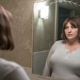 Serie  Dietland auf Amazon Prime  Noch so eine Serie, in der eine Frau versucht abzunehmen, um den Schönheitsstandards unserer kranken Gesellschaft zu entsprechen - denkt man, wenn man das erste Mal von "Dietland" hört. Doch schnell wird klar: Hinter dieser Story steckt viel mehr. Hauptfigur Alicia, die aufgrund ihrer Figur von allen nur Plum (deutsch: Pflaume) genannt wird, arbeitet bei einem typischen, oberflächlichen Frauenmagazin und beantwortet im Namen der Chefredakteurin deren Leserbriefe. Eines Tages wird sie von einer geheimen Feministinnengruppe kontaktiert, die versucht, sie davon zu überzeugen, dass sie keine Magenverkleinerung braucht, um glücklich zu werden. Zeitgleich werden reihenweise frauenfeindliche Männer von einem radikalen Kollektiv namens "Jennifer" ermordet. Plum versucht herauszufinden, ob die beiden Organisationen etwas miteinander zu tun haben.  Für Fans von: Dark-Comedy, Feminismus und Body Positivity  Wann gucken? Die Folgen sind keine leichte Kost, daher sollte man beim Schauen auf Multitasking verzichten, sonst verpasst man eventuell wichtige Details.  Binge-Faktor: ♥♥♥♥ Die Geschichte ist zwischenzeitlich etwas abgedreht, bleibt aber trotzdem immer so spannend, dass man unbedingt wissen will, wie es mit Plum weitergeht.