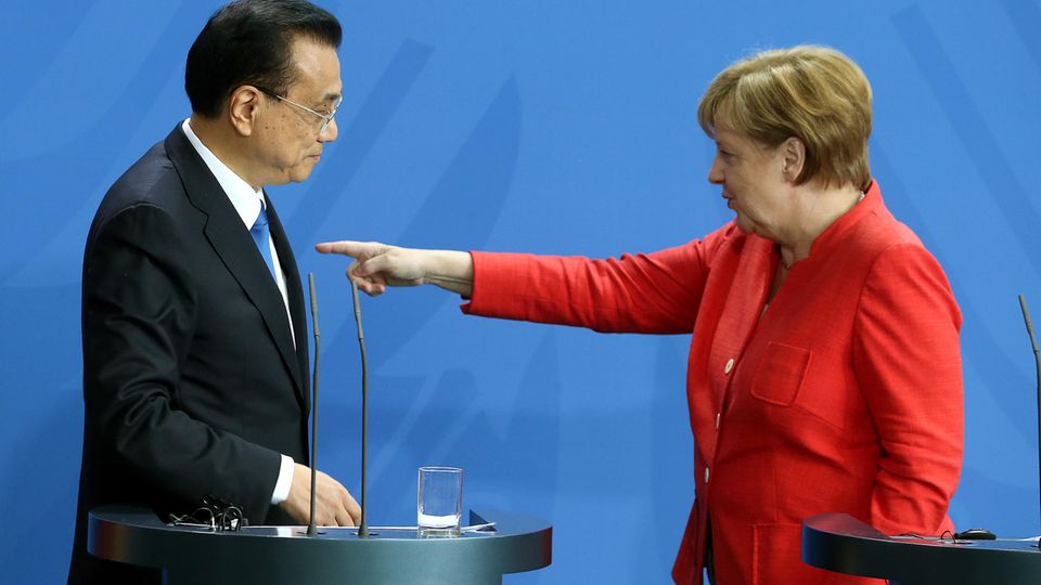 Kanzlerin Angela Merkel und Ministerpräsident Li Keqiang wollen Schaden in der Handelspolitik abfedern.