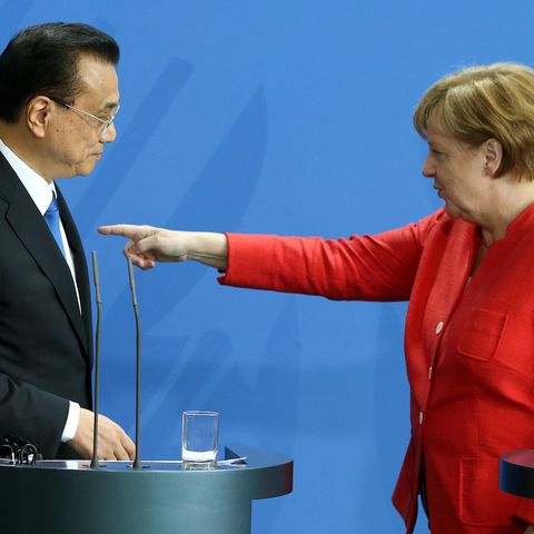 Kanzlerin Angela Merkel und Ministerpräsident Li Keqiang wollen Schaden in der Handelspolitik abfedern.