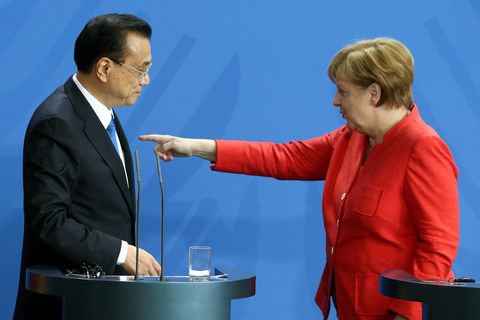 Kanzlerin Angela Merkel und Ministerpräsident Li Keqiang wollen Schaden in der Handelspolitik abfedern.