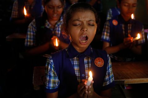 Indien, Ahmadabad: Schüler beten für die Jungen, die in Thailand in einer Höhle gefangen sind, und nun gerettet werden