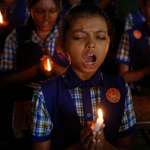 Indien, Ahmadabad: Schüler beten für die Jungen, die in Thailand in einer Höhle gefangen sind, und nun gerettet werden