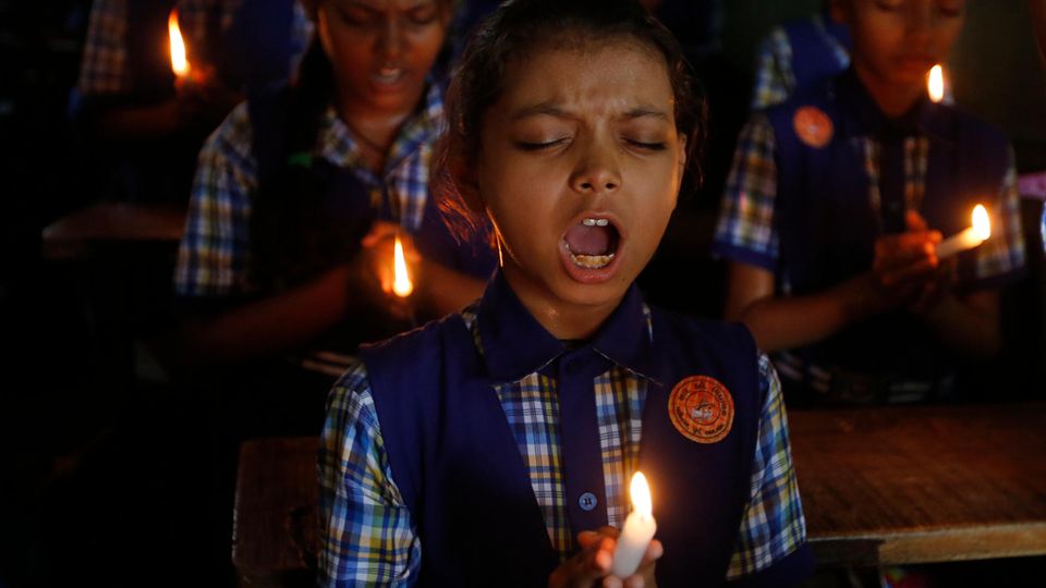 Indien, Ahmadabad: Schüler beten für die Jungen, die in Thailand in einer Höhle gefangen sind, und nun gerettet werden