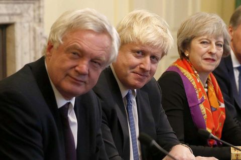 Brexit Minister David Davis (l.) und Außenminister Boris Johnson (M.) haben mit ihren Rücktritten die Regierung von Theresa May in die nächste Krise gestürzt