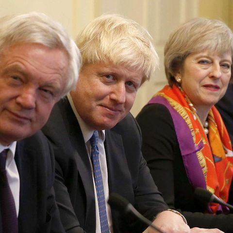 Brexit Minister David Davis (l.) und Außenminister Boris Johnson (M.) haben mit ihren Rücktritten die Regierung von Theresa May in die nächste Krise gestürzt