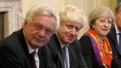 Brexit Minister David Davis (l.) und Außenminister Boris Johnson (M.) haben mit ihren Rücktritten die Regierung von Theresa May in die nächste Krise gestürzt