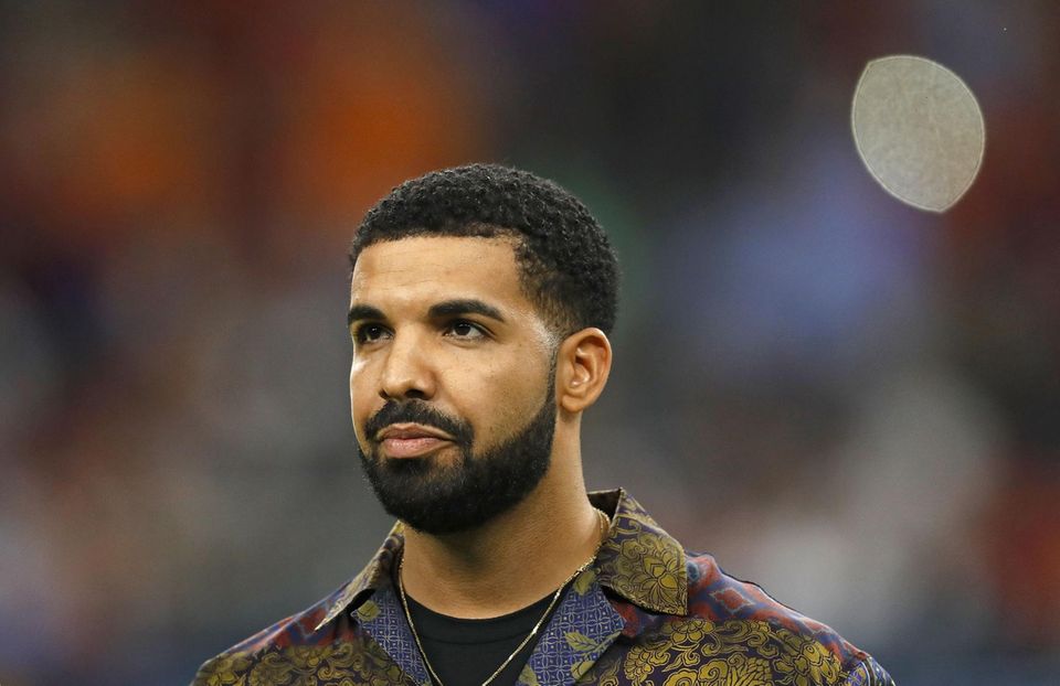 Rapper Drake Drake beim Besuch eines Fußballspiels