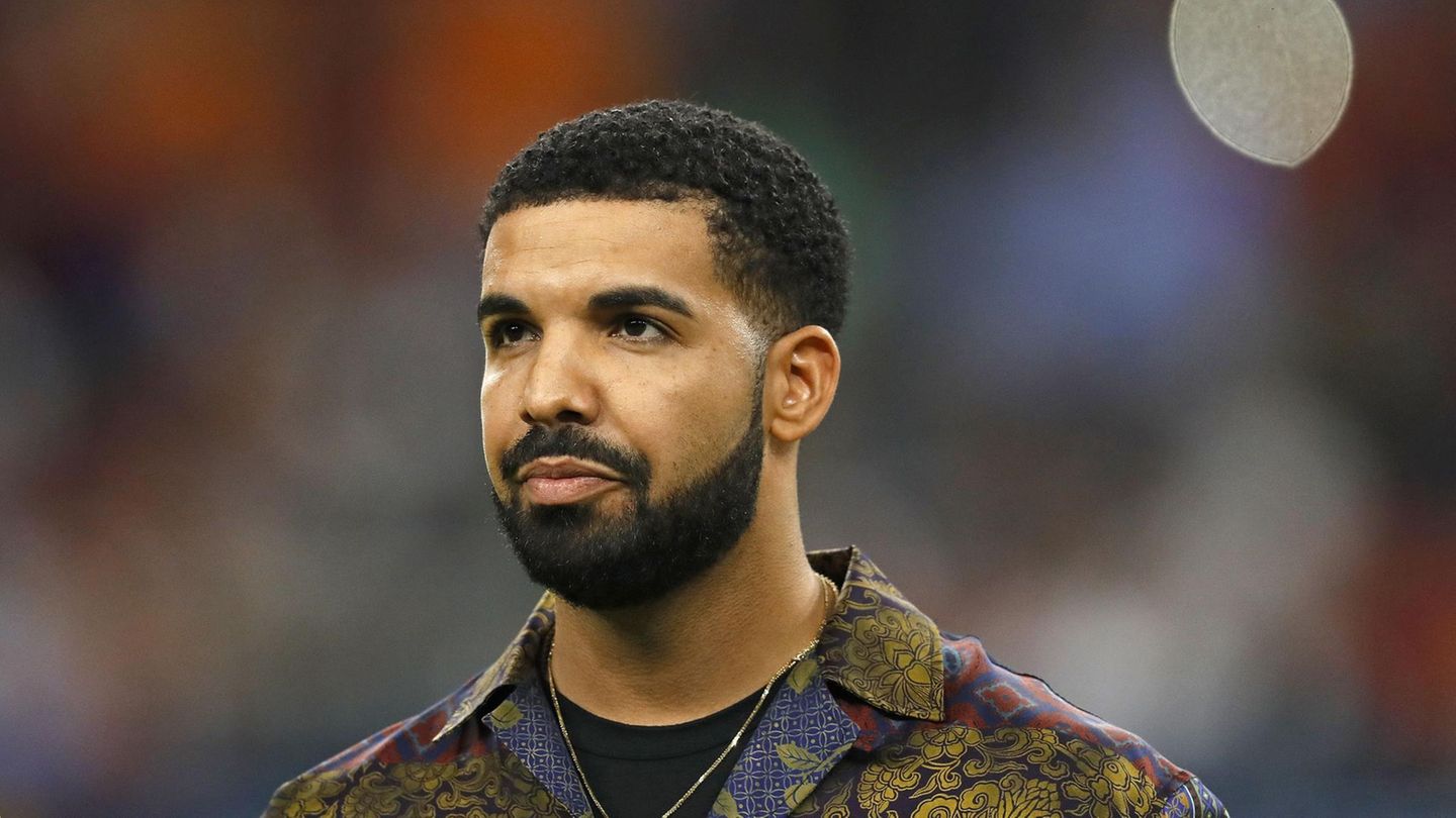 Rapper Drake Drake beim Besuch eines Fußballspiels