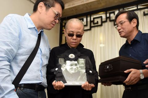Liu Xia hält ein Foto ihres verstorbenen Mannes Liu Xiaobo