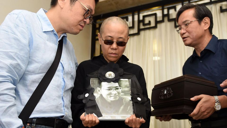 Liu Xia hält ein Foto ihres verstorbenen Mannes Liu Xiaobo