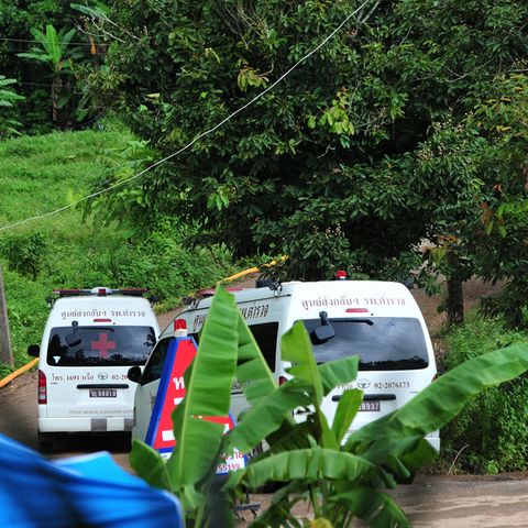 Krankenwagen und Retter vor der thailändischen Höhle