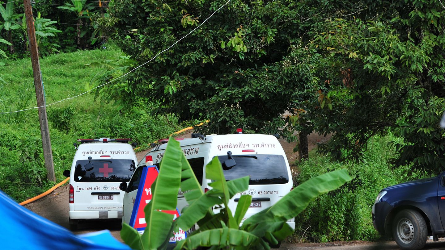 Krankenwagen und Retter vor der thailändischen Höhle
