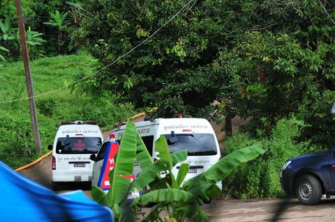 Krankenwagen und Retter vor der thailändischen Höhle