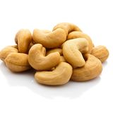 Steckbrief Cashewnuss  Bezogen auf jeweils 100 Gramm - Kalorien: 572 kcal; Fett: 42 Gramm; Eiweiß: 18 Gramm;  Ballaststoffe: 3 Gramm  Cashewnüsse schmecken süßlich und hinterlassen beim Zerbeißen ein cremiges Gefühl im Mund. Deswegen sind die halbmondförmigen Nüsse ausgesprochen beliebt. Cashewnüsse gelten als sehr gesund - sie enthalten neben Zink, Carotinoiden und Folsäure die Aminosäure Tryptophan, das der Körper in das Glückshormon Serotonin umwandeln kann.