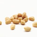 Steckbrief Erdnuss  Bezogen auf jeweils 100 Gramm -  Kalorien: 560 kcal; Fett: 48 Gramm; Eiweiß: 25 Gramm; Ballaststoffe: 12 Gramm  Erdnüsse sind streng genommen keine Nüsse, sondern zählen zu den Hülsenfrüchten. Sie enthalten deshalb etwas weniger Fett als herkömmliche Nüsse. Sportler schätzen die Hülsenfrüchte vor allem wegen ihres hohen Eiweißgehalts. In der Erdnuss steckt reichlich Folsäure. Sie ist wichtig für den Stoffwechsel und beteiligt an vielen Wachstums- und Zellteilungsprozessen.