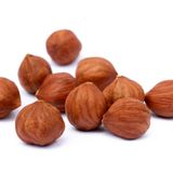 Steckbrief Haselnuss  Bezogen auf jeweils 100 Gramm: Kalorien: 644 kcal; Fett: 62 Gramm; Eiweiß: 12 Gramm; Ballaststoffe: 8 Gramm  Haselnüsse enthalten viel Calcium und Vitamin E, das als Zellschutzvitamin bekannt ist. Es schützt Körperzellen vor schädlichen Einflüssen und kommt unter anderem auch in Hautcremes zum Einsatz.