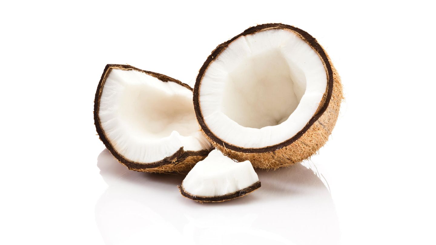 Gut zu wissen: Steckbrief Kokosnuss Bezogen auf jeweils 100 Gramm - Kalorien: 363 kcal; Fett: 36 Gramm; Eiweiß: 4 Gramm; Ballaststoffe: 9 Gramm Kokosöl - das Fett der Kokosnuss - ist derzeit im Trend: Es kann hoch erhitzt werden und eignet sich daher zum scharfen Anbraten. Außerdem enthält es Fettsäuren mittlerer Kettenlänge (MCT). Im Gegensatz zu langkettigen Fettsäuren besitzen diese einige Vorteile: Der Körper spaltet sie rasch auf, transportiert sie zur Leber und baut sie zügig ab. Es wird daher vermutet, dass MCT langfristig zu einer Gewichtsregulierung beitragen können. Steckbrief Kokosnuss  Bezogen auf jeweils 100 Gramm - Kalorien: 363 kcal; Fett: 36 Gramm; Eiweiß: 4 Gramm; Ballaststoffe: 9 Gramm  Kokosöl - das Fett der Kokosnuss - ist derzeit im Trend: Es kann hoch erhitzt werden und eignet sich daher zum scharfen Anbraten. Außerdem enthält es Fettsäuren mittlerer Kettenlänge (MCT). Im Gegensatz zu langkettigen Fettsäuren besitzen diese einige Vorteile: Der Körper spaltet sie rasch auf, transportiert sie zur Leber und baut sie zügig ab. Es wird daher vermutet, dass MCT langfristig zu einer Gewichtsregulierung beitragen können.