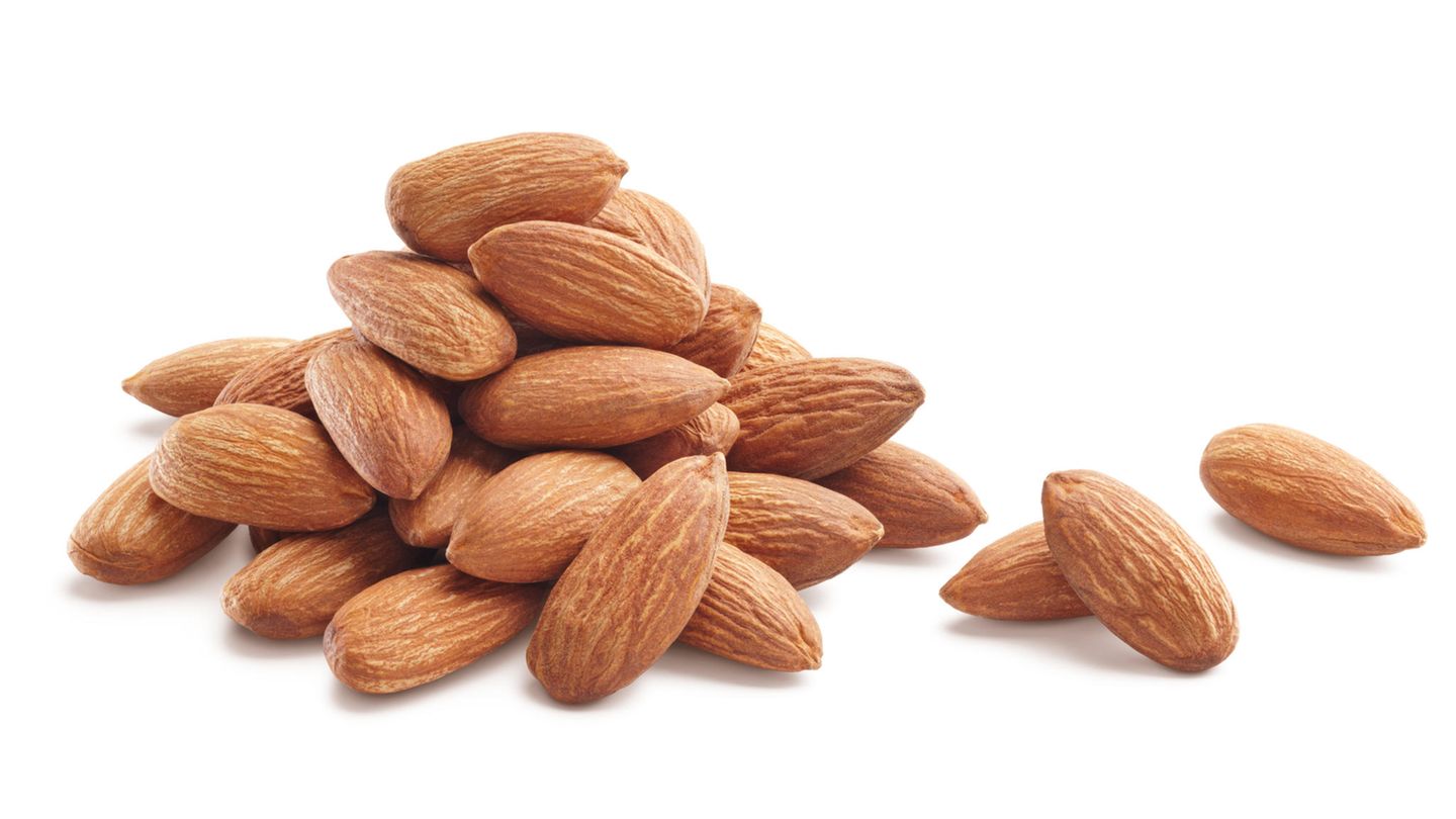 Steckbrief süße Mandel  Bezogen auf jeweils 100 Gramm:  Kalorien: 577 Gramm; Fett: 54 Gramm; Eiweiß: 19 Gramm; Ballaststoffe: 14 Gramm  Mandeln bestehen zu einem Fünftel aus Eiweiß. Das macht sie zu einem beliebten Snack für Sportler. Mandeln enthalten außerdem viel Vitamin E und schützen so vor freien Radikalen.